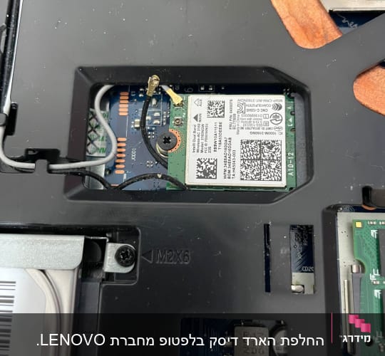 כרטיס רשת אלחוטי מותקן במחשב נייד עם חיבורים חשמליים